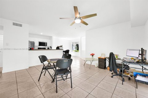 Condominio en venta en Miami, Florida, 2 dormitorios, 99.87 m2 № 1887895 - foto 11