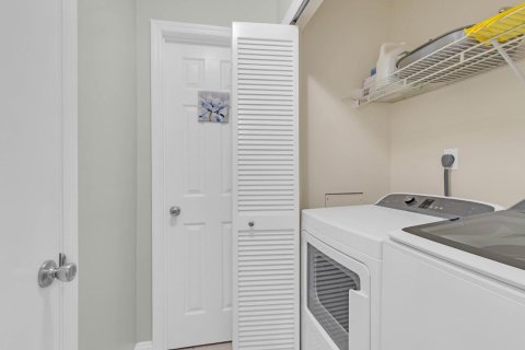 Townhouse in Vero Beach, Florida 2 bedrooms, 131.55 sq.m. № 2402438 - photo 18