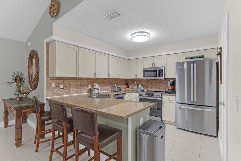 Townhouse in Vero Beach, Florida 2 bedrooms, 131.55 sq.m. № 2402438 - photo 4