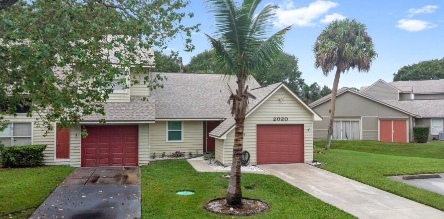Townhouse in Vero Beach, Florida 2 bedrooms, 131.55 sq.m. № 2402438
