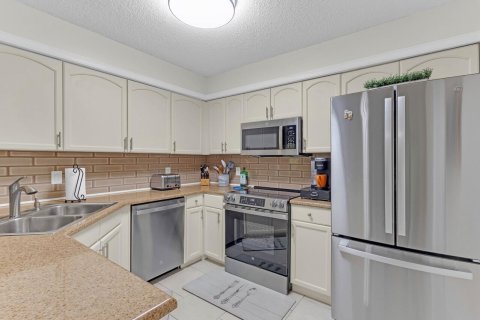 Townhouse in Vero Beach, Florida 2 bedrooms, 131.55 sq.m. № 2402438 - photo 5