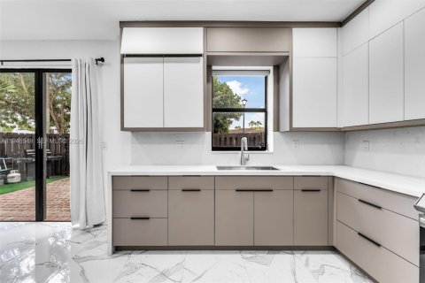 Townhouse in Homestead, Florida 4 bedrooms, 168.62 sq.m. № 2004122 - photo 4