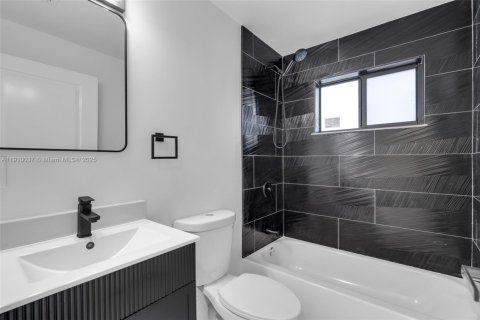 Casa en venta en Miami, Florida, 6 dormitorios, 204.38 m2 № 1968387 - foto 20