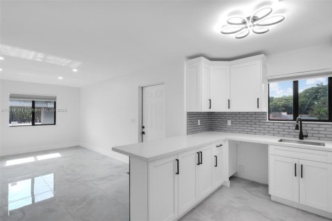 Casa en venta en Miami, Florida, 6 dormitorios, 204.38 m2 № 1968387 - foto 30