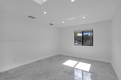 Casa en venta en Miami, Florida, 6 dormitorios, 204.38 m2 № 1968387 - foto 6