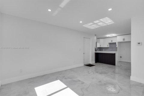 Casa en venta en Miami, Florida, 6 dormitorios, 204.38 m2 № 1968387 - foto 7