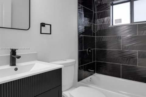 Casa en venta en Miami, Florida, 6 dormitorios, 204.38 m2 № 1968387 - foto 21