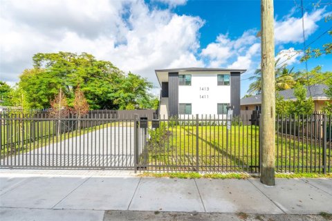 Casa en venta en Miami, Florida, 6 dormitorios, 204.38 m2 № 1968387 - foto 1