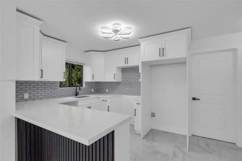 Casa en venta en Miami, Florida, 6 dormitorios, 204.38 m2 № 1968387 - foto 10