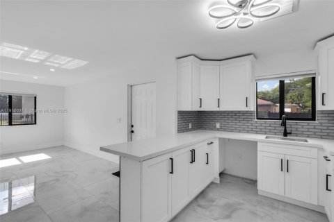 Casa en venta en Miami, Florida, 6 dormitorios, 204.38 m2 № 1968387 - foto 11