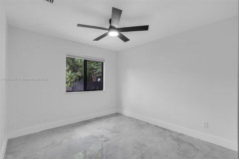 Casa en venta en Miami, Florida, 6 dormitorios, 204.38 m2 № 1968387 - foto 22