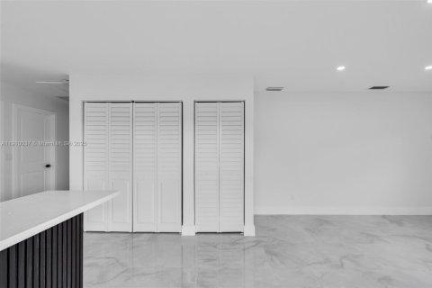 Casa en venta en Miami, Florida, 6 dormitorios, 204.38 m2 № 1968387 - foto 24