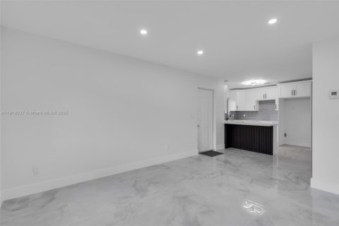 Casa en venta en Miami, Florida, 6 dormitorios, 204.38 m2 № 1968387 - foto 26