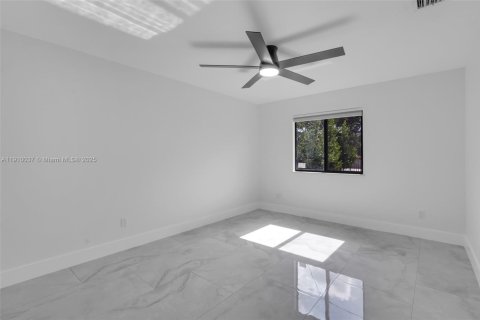 Casa en venta en Miami, Florida, 6 dormitorios, 204.38 m2 № 1968387 - foto 18
