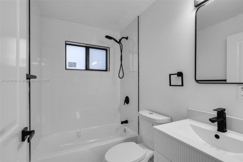 Casa en venta en Miami, Florida, 6 dormitorios, 204.38 m2 № 1968387 - foto 14