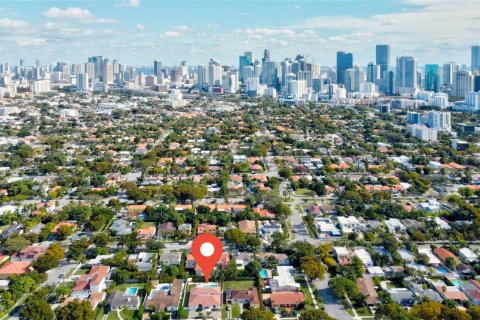 House in Miami, Florida 4 bedrooms, 275.55 sq.m. № 1096419 - photo 1