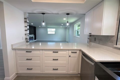 House in Apollo Beach, Florida 3 bedrooms, 134.89 sq.m. № 1781265 - photo 30