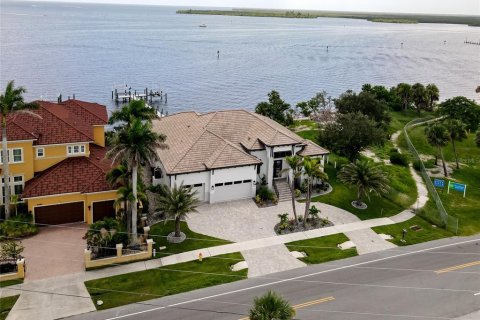 Casa en venta en Port Charlotte, Florida, 4 dormitorios, 269.23 m2 № 1855464 - foto 1