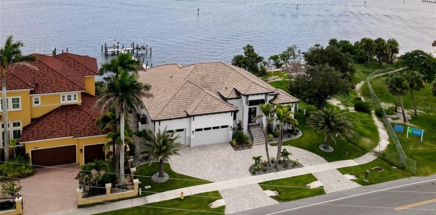 Casa en Port Charlotte, Florida 4 dormitorios, 269.23 m2 № 1855464