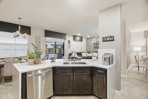 Купить виллу или дом в Дорал, Флорида 4 спальни, 246.19м2, № 2088622 - фото 12