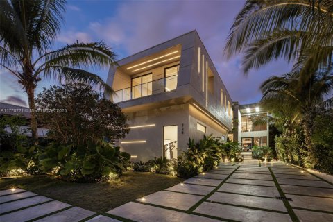 House in Miami, Florida 6 bedrooms, 762.73 sq.m. № 1628188 - photo 2