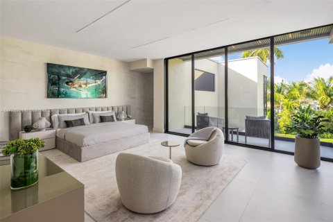 House in Miami, Florida 6 bedrooms, 762.73 sq.m. № 1628188 - photo 16
