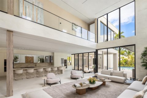 House in Miami, Florida 6 bedrooms, 762.73 sq.m. № 1628188 - photo 5