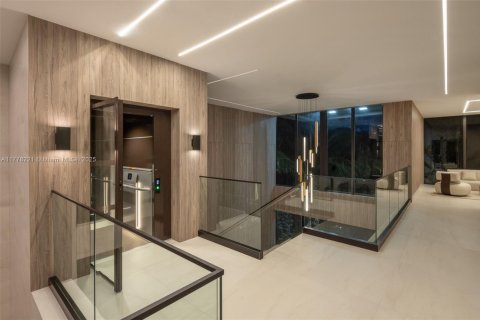 House in Miami, Florida 6 bedrooms, 762.73 sq.m. № 1628188 - photo 14