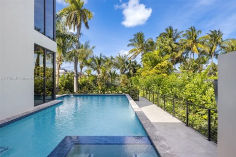 House in Miami, Florida 6 bedrooms, 762.73 sq.m. № 1628188 - photo 24
