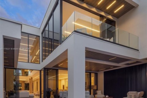 House in Miami, Florida 6 bedrooms, 762.73 sq.m. № 1628188 - photo 27