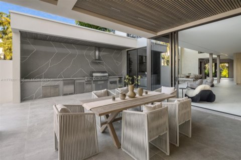 House in Miami, Florida 6 bedrooms, 762.73 sq.m. № 1628188 - photo 22