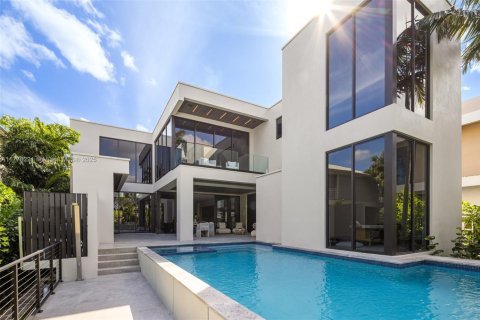 House in Miami, Florida 6 bedrooms, 762.73 sq.m. № 1628188 - photo 25