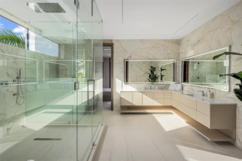 House in Miami, Florida 6 bedrooms, 762.73 sq.m. № 1628188 - photo 18