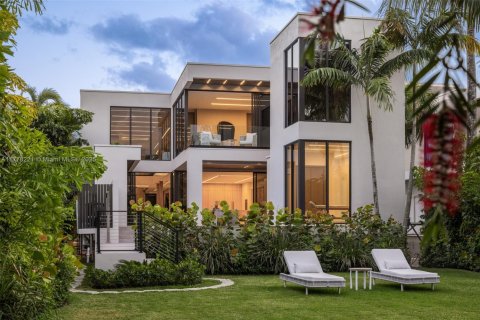 House in Miami, Florida 6 bedrooms, 762.73 sq.m. № 1628188 - photo 1
