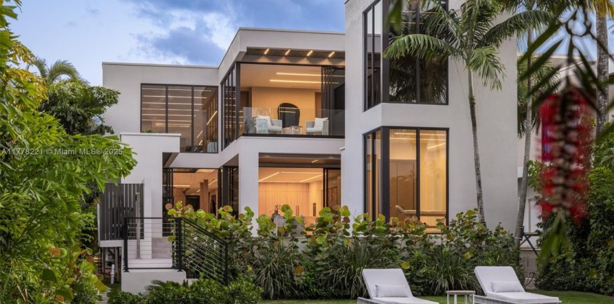 House in Miami, Florida 6 bedrooms, 762.73 sq.m. № 1628188