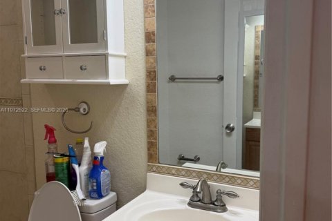 House in Miami, Florida 4 bedrooms, 175.21 sq.m. № 2040176 - photo 11