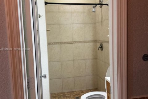 House in Miami, Florida 4 bedrooms, 175.21 sq.m. № 2040176 - photo 10