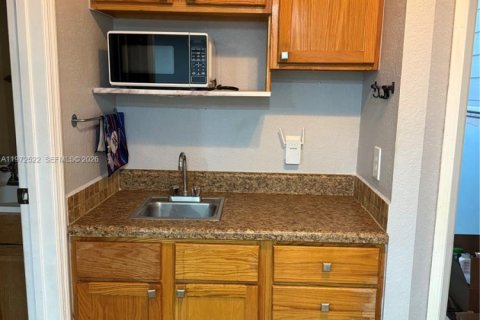 House in Miami, Florida 4 bedrooms, 175.21 sq.m. № 2040176 - photo 9