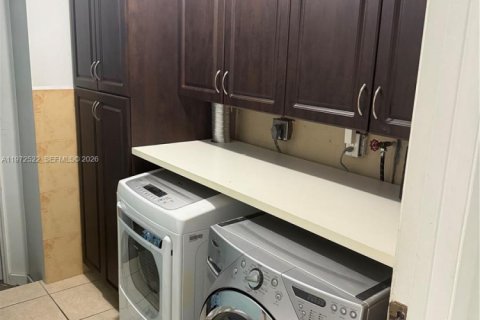 House in Miami, Florida 4 bedrooms, 175.21 sq.m. № 2040176 - photo 5