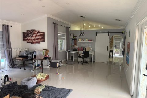 House in Miami, Florida 4 bedrooms, 175.21 sq.m. № 2040176 - photo 3