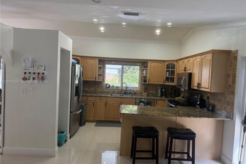 House in Miami, Florida 4 bedrooms, 175.21 sq.m. № 2040176 - photo 4