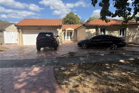 House in Miami, Florida 4 bedrooms, 175.21 sq.m. № 2040176