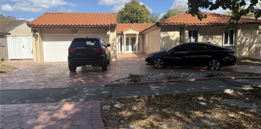 House in Miami, Florida 4 bedrooms, 175.21 sq.m. № 2040176