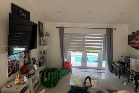 House in Miami, Florida 4 bedrooms, 175.21 sq.m. № 2040176 - photo 2