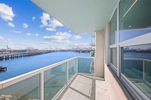 Condo in Miami Beach, Florida, 2 bedrooms  № 1974469 - photo 1