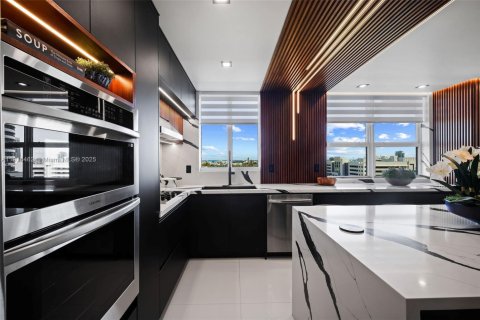 Condo in Miami Beach, Florida, 2 bedrooms  № 1974469 - photo 7