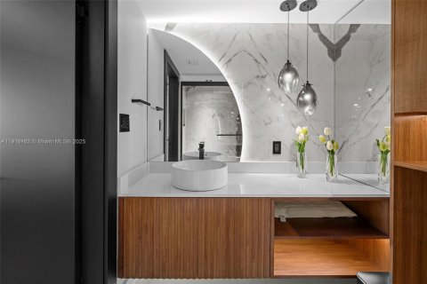 Condo in Miami Beach, Florida, 2 bedrooms  № 1974469 - photo 22