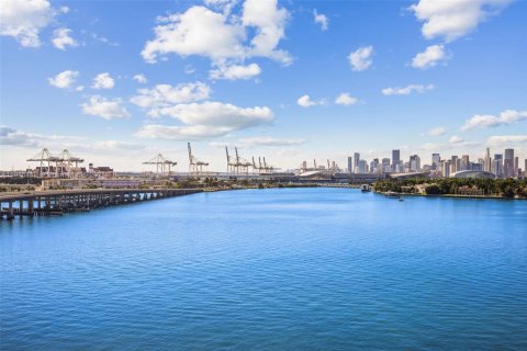 Condo in Miami Beach, Florida, 2 bedrooms  № 1974469 - photo 27