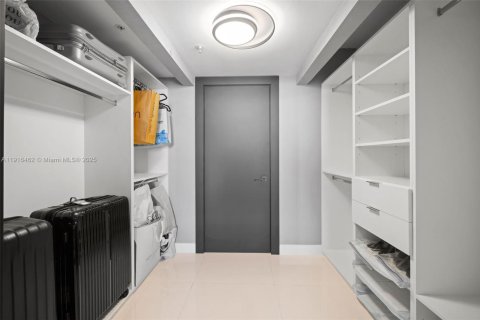 Condo in Miami Beach, Florida, 2 bedrooms  № 1974469 - photo 16