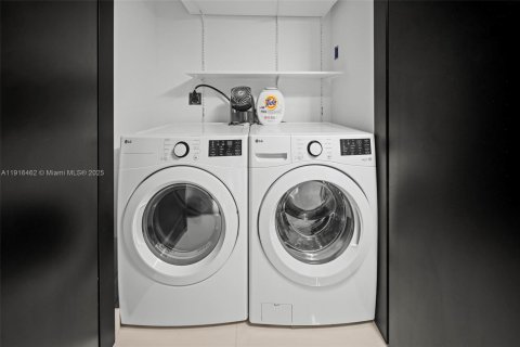 Condo in Miami Beach, Florida, 2 bedrooms  № 1974469 - photo 23